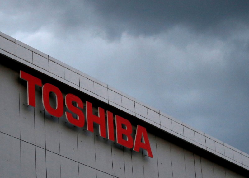 &copy; Reuters. FILE PHOTO: The logo of Toshiba Corp. is seen at the company's facility in Kawasaki, Japan February 13, 2017. REUTERS/Issei Kato/File Photo