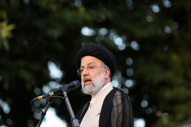 &copy; Reuters. FOTO DE ARCHIVO: El candidato presidencial Ebrahim Raisi habla durante un acto de campaña en Teherán, Irán, el 15 de junio de 2021. Majid Asgaripour/WANA (Agencia de Noticias de Asia Occidental) vía REUTERS