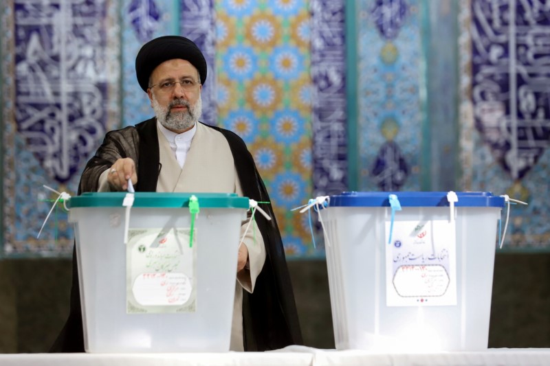 © Reuters. إبراهيم رئيسي المرشح للانتخابات الرئاسية الإيرانية يدلي بصوته في طهران يوم الجمعة. صورة حصلت عليها رويترز من وكالة أنباء غرب آسيا.