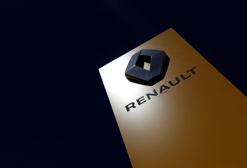&copy; Reuters. Renault a annoncé vendredi avoir signé avec les organisations syndicales représentatives CFDT, CFE-CGC et FO, un accord sur une nouvelle organisation du travail hybride en France qui conjuguera travail sur site et travail à distance. /Photo d'archives