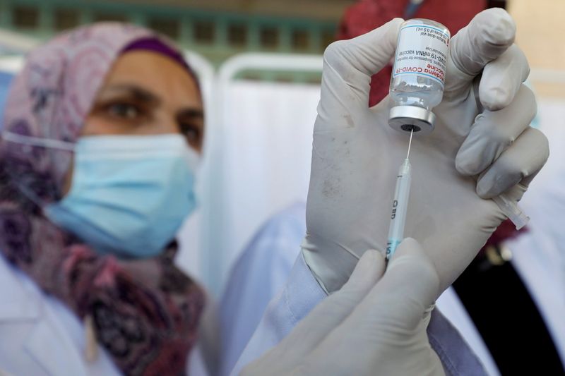 &copy; Reuters. Israël va fournir environ un million de doses du vaccin Pfizer-BioNTech contre le COVID-19 à l'Autorité palestinienne, a annoncé vendredi le bureau du Premier ministre Naftali Bennett. /Photo prise le 3 février 2021/REUTERS/Mussa Qawasma