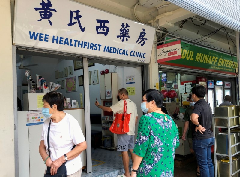 &copy; Reuters. People queue to enquire about Sinovac vaccine at a clinic, during the coronavirus disease (COVID-19) outbreak in Singapore June 18, 2021.  REUTERS/Chen Lin