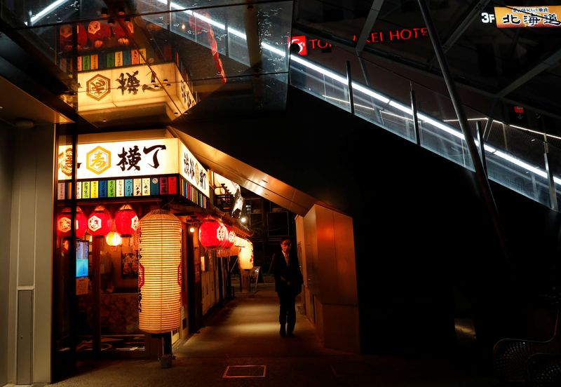 &copy; Reuters.     東京都の小池百合子知事は１８日の記者会見で、都がまん延防止等重点措置の対象となる２１日以降について、飲食店などでの酒類の提供を条件付きで認める考えを示した。資料写真、