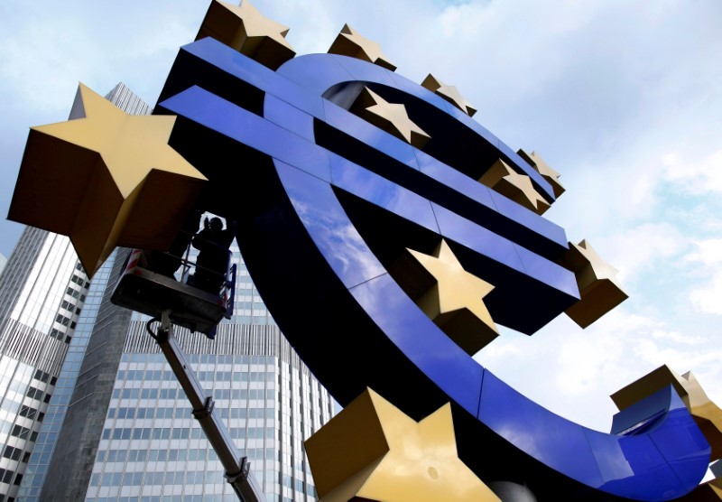 &copy; Reuters. FILE PHOTO: Workers maintain the huge Euro logo in front of the headquarters of the European Central Bank (ECB) in Frankfurt, December 6, 2011. REUTERS/Ralph Orlowski/File Photo