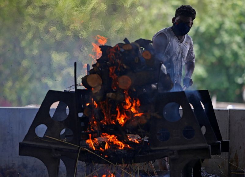 &copy; Reuters. L'Inde, lourdement affectée par le COVID-19, devrait être confrontée à une troisième vague d'ici octobre et la pandémie rester une menace sanitaire au moins une année supplémentaire, selon une enquête d'opinion réalisée par Reuters auprès d'ex