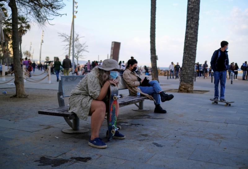 &copy; Reuters. Le port du masque en extérieur pour lutter contre le COVID-19 ne sera plus obligatoire à partir du 26 juin en Espagne, a annoncé vendredi le président du gouvernement Pedro Sanchez, suivant une décision similaire des autorités françaises. /Photo pr