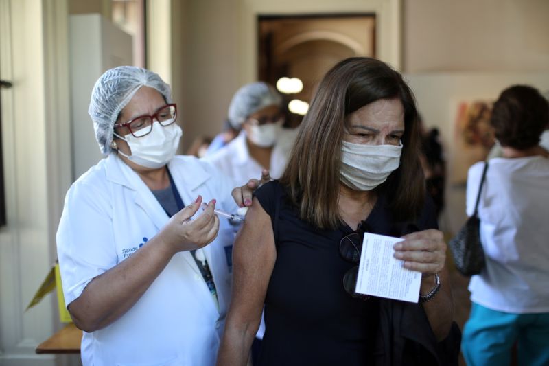 &copy; Reuters. Mulher recebe dose de vacina da AstraZeneca contra Covid-19 no Palácio do Catete no Rio de Janeiro
23/04/2021 REUTERS/Pilar Olivares