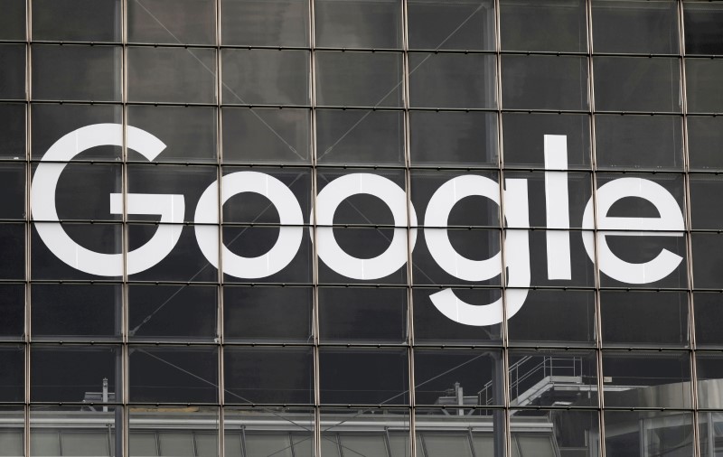 &copy; Reuters. Il logo di Google su un edificio nel quartiere finanziario e degli affari La Defense a Courbevoie vicino a Parigi, Francia, 1 settembre 2020. REUTERS/Charles Platiau 
