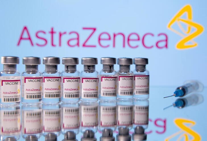 &copy; Reuters. FILE PHOTO: Vials labelled "Astra Zeneca COVID-19 Coronavirus Vaccine" and a syringe are seen in front of a displayed AstraZeneca logo, in this illustration photo taken March 14, 2021. REUTERS/Dado Ruvic/Illustration//File Photo