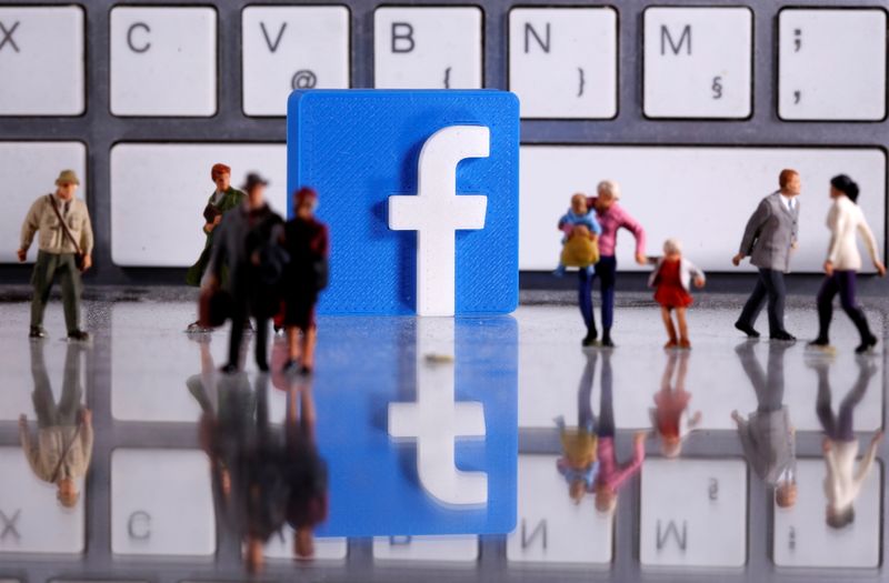 © Reuters. FILE PHOTO: A 3D-printed Facebook logo is placed between small toy people figures in front of a keyboard in this illustration taken April 12, 2020. REUTERS/Dado Ruvic/Illustration/File Photo