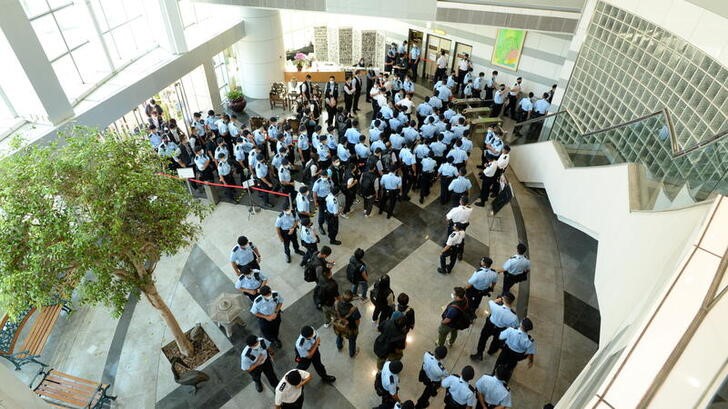 &copy; Reuters. Policiais cercam sede do tabloide pró-democracia Apple Daily em Hong Kong, China
17/06/2021 Apple Daily/Handout via REUTERS