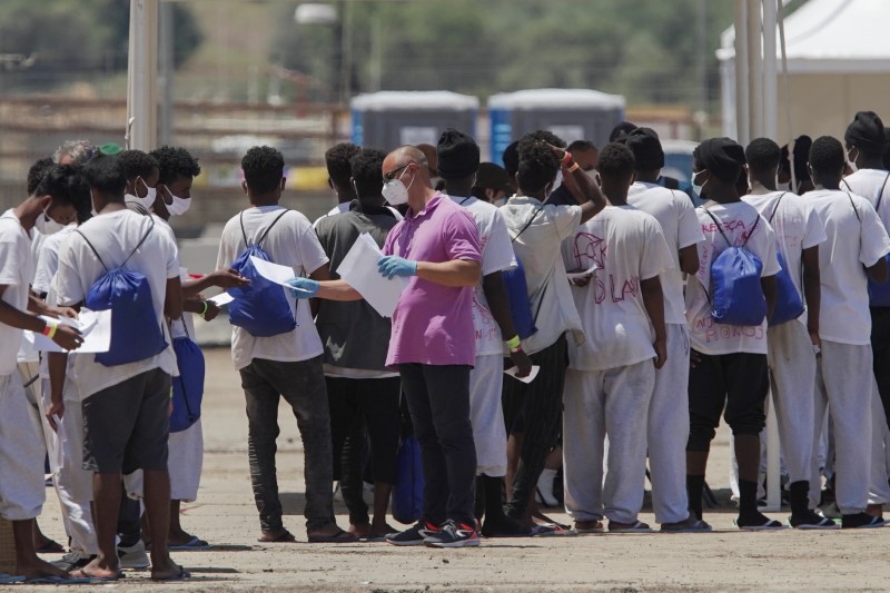 Plus de 400 migrants secourus par MSF débarquent en Sicile