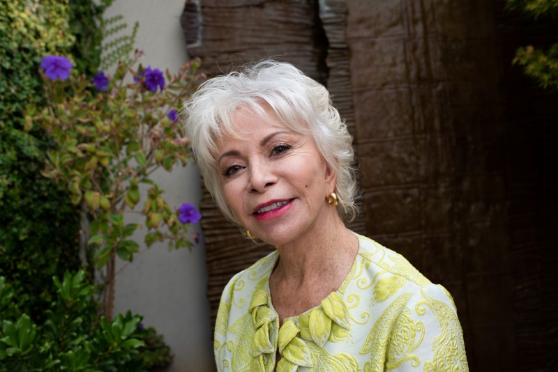 &copy; Reuters. Escritora chilena Isabel Allende posa para foto em Sausalito, na California, Estados Unidos
12/09/2020 Lori Barra/Divulgação via REUTERS 