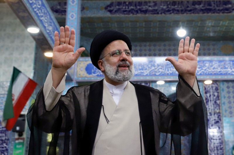 © Reuters. Presidential candidate Ebrahim Raisi gestures after casting his vote during presidential elections at a polling station in Tehran, Iran June 18, 2021. Majid Asgaripour/WANA (West Asia News Agency) via REUTERS