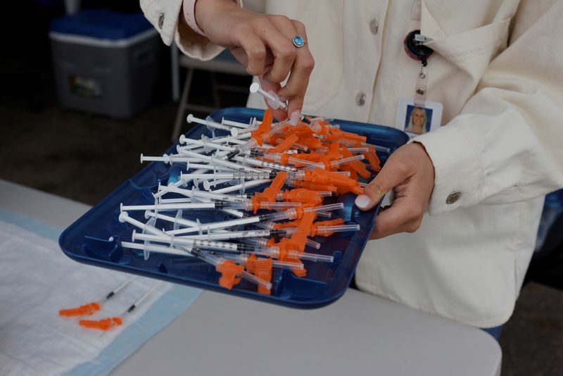 &copy; Reuters. FILE PHOTO: A doctor puts out syringes with the Pfizer vaccine at a coronavirus disease (COVID-19) vaccine clinic aimed at youths ages 12 or older at La Colaborativa in Chelsea, Massachusetts, U.S., June 11, 2021.   REUTERS/Brian Snyder/File Photo