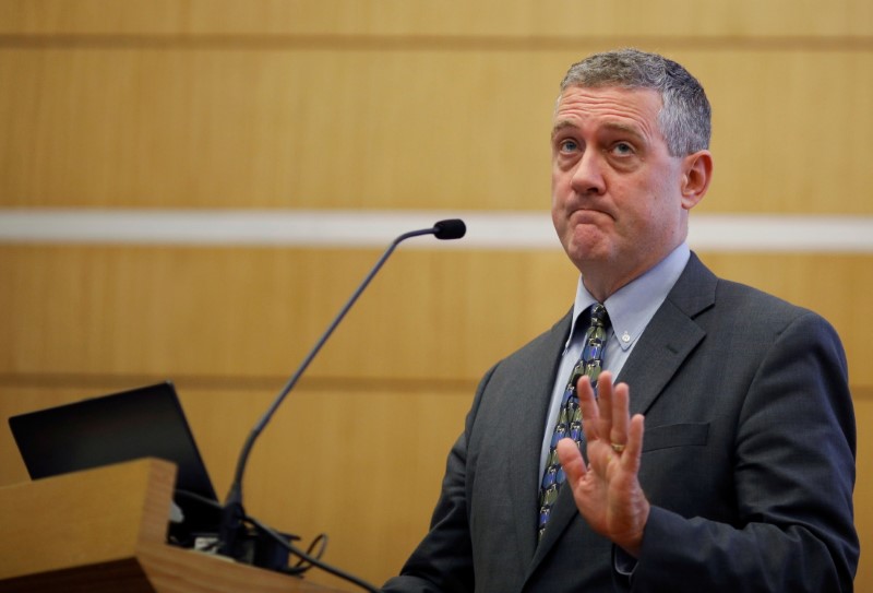 &copy; Reuters. FILE PHOTO: St. Louis Federal Reserve Bank President James Bullard speaks at a public lecture in Singapore October 8, 2018. REUTERS/Edgar Su/File Photo