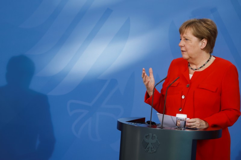 &copy; Reuters. المستشارة الألمانية أنجيلا ميركل تتحدث خلال مؤتمر صحفي في برلين يوم الجمعة. صورة من ممثل لوكالات الأنباء. 
