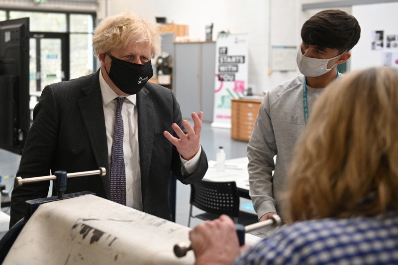 &copy; Reuters. ６月１８日、英国のジョンソン首相は、最新のデータに基づくと、新型コロナウイルスの感染拡大を抑制する制限措置を７月１９日に解除できると強く確信していると述べた。写真は同日、