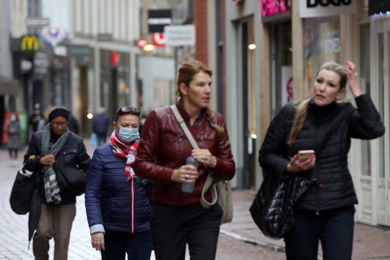 &copy; Reuters. Après la France et l'Espagne, les Pays-Bas ont annoncé vendredi la prochaine levée du port obligatoire du masque en extérieur pour lutter contre l'épidémie de COVID-19. /Photo d'archives/REUTERS/Eva Plevier