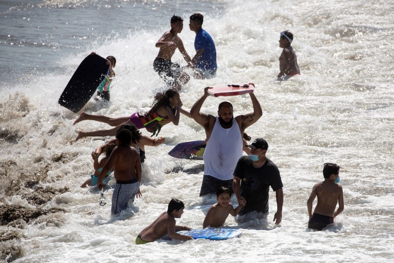 &copy; Reuters. أشخاص يستمتعون بمياه البحر وسط موجة شديدة الحرارة في سانتا مونيكا بولاية كاليفورنيا الأمريكية - صورة من أرشيف رويترز. 