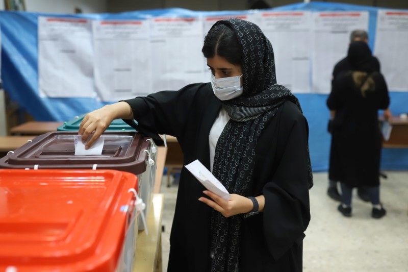 &copy; Reuters. امرأة تدلي بصوتها في الانتخابات الايرانية في طهران يوم الجمعة. صورة من وكالة غرب اسيا للانباء. 