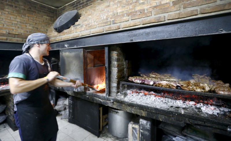 &copy; Reuters. Cook Silvio Matellicani grills meat at a restaurant in Rosario, January 15, 2016. Argentina could as much as double its beef shipments in the next two years, rebuilding its presence in the global marketplace, after the new center-right government scrapped