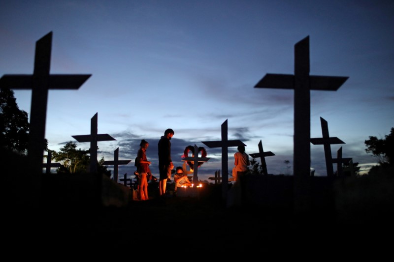 &copy; Reuters. IMAGEN DE ARCHIVO. Personas en el cementerio de Manaos en medio de la pandemia de coronavirus, en Manaos, Brasil. Mayo 8 2021. REUTERS/Bruno Kelly