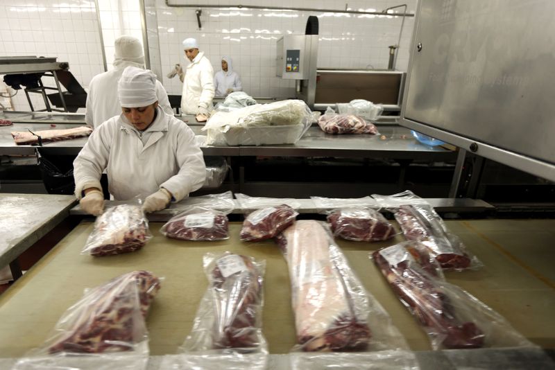 &copy; Reuters. Trabalhador em processador de carne na instalação  Ecocarne, em São Fernando, Argentina. 
26/06/2017
REUTERS/Marcos Brindicci