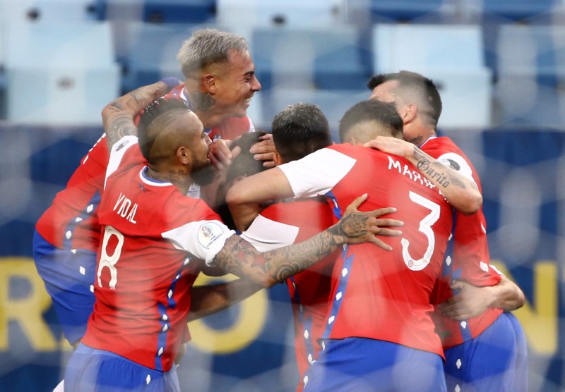 &copy; Reuters. لاعبون من فريق تشيلي يحتفلون بتسجيل هدف أمام بوليفيا في كأس كوبا أمريكا لكرة القدم يوم الجمعة. تصوير: كارلا كارنيل - رويترز.