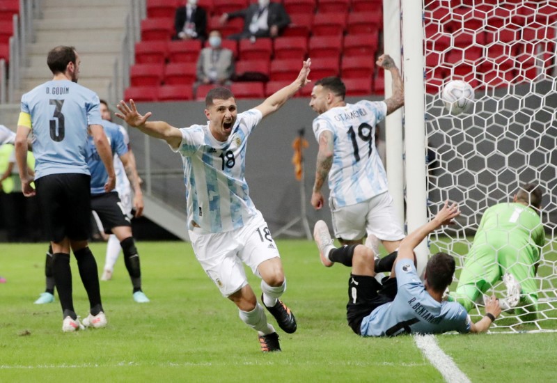 &copy; Reuters. جيدو رودريجيز لاعب الأرجنتين يحتفل بتسجيل هدف أمام أوروجواي في كأس كوبا أمريكا لكرة القدم ليل الجمعة. تصوير: هنري روميرو - رويترز.