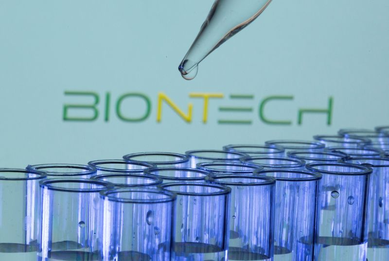 &copy; Reuters. FILE PHOTO: Test tubes are seen in front of a displayed Biontech logo in this illustration taken, May 21, 2021. REUTERS/Dado Ruvic/Illustration