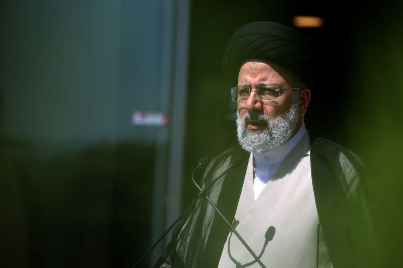 &copy; Reuters. إبراهيم رئيسي أحد المرشحين في انتخابات الرئاسة الإيرانية يتحدث مع الاعلام في طهران يوم 12 يونيو حزيران 2021. (صورة لرويترز من وكالة أنباء غرب آ