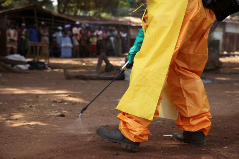 &copy; Reuters. Déclarée en février, l'épidémie de fièvre hémorragique Ebola est terminée en Guinée, a annoncé samedi l'Organisation mondiale de la Santé (OMS). /Photo d'archives/REUTERS/Misha Hussain