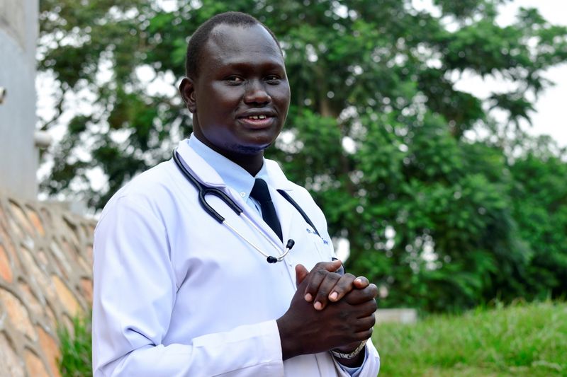 &copy; Reuters. الطبيب صامويل ضول أيون، لاجئ من جنوب السودان في صورة من أمام مستشفى مولاجو العام في العاصمة الأوغندية كمبالا يوم 17 يونيو حزيران 2021. تصوير: أب