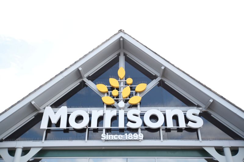 &copy; Reuters. La chaîne de supermarchés britannique Morrisons a dit samedi avoir rejeté une offre de rachat non sollicitée du groupe de capital-investissement Clayton, Dubilier & Rice d'un montant de 5,52 milliards de livres (6,4 milliards d'euros), la jugeant insu