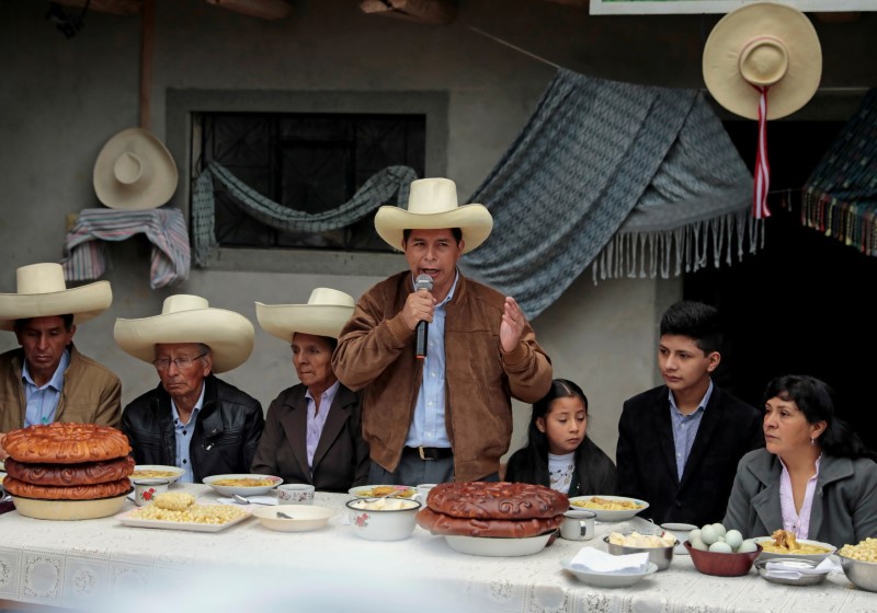 &copy; Reuters. FOTO DE ARCHIVO: El candidato presidencial de Perú Pedro Castillo se dirige a los medios durante un desayuno con miembros de su familia antes de votar, en Chugur, 6 de junio del 2021.  REUTERS/Alessandro Cinque/File Photo