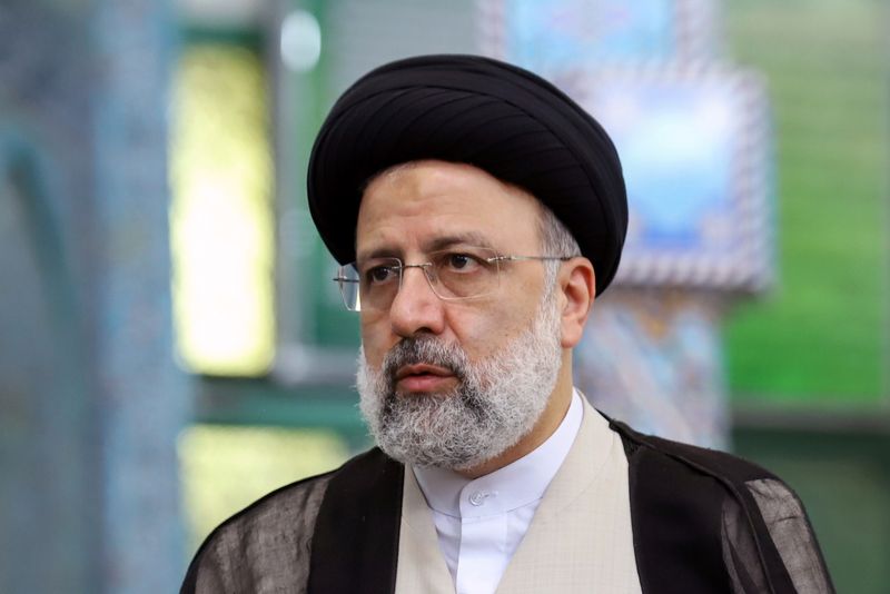 © Reuters. Presidential candidate Ebrahim Raisi looks on at a polling station during presidential elections in Tehran, Iran June 18, 2021. Majid Asgaripour/WANA (West Asia News Agency) via REUTERS 