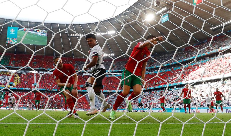 &copy; Reuters. رفائيل جيريرو لاعب البرتغال يهز شباك فريقه بالخطأ في مباراة أمام ألمانيا  ببطولة أوروبا لكرة القدم يوم السبت. تصوير: كاي فافنباخ - رويترز.