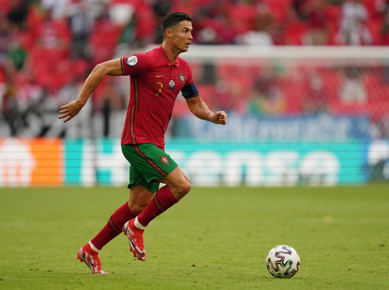 © Reuters. كريستيانو رونالدو لاعب البرتغال أثناء المباراة أمام ألمانيا في المجموعة السادسة ببطولة أوروبا لكرة القدم يوم السبت. تصوير: - رويترز.