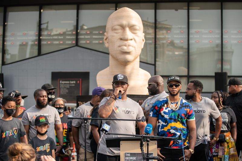 © Reuters. Terrence Floyd, brother of the late George Floyd who was killed by a police officer, speaks during the unveiling event of Floyd's statue, as part of Juneteenth celebrations, in Brooklyn, New York, U.S., June 19, 2021. REUTERS/Jeenah Moon