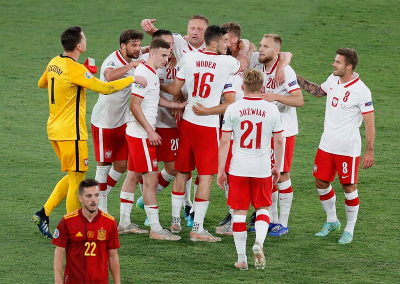 © Reuters. لاعبو منتخب بولندا يحتفلون عقب مباراة اسبانيا في بطولة أوروبا لكرة القدم في اشبيلية يوم السبت.صورة لرويترز من ممثل لوكالات الأنباء.