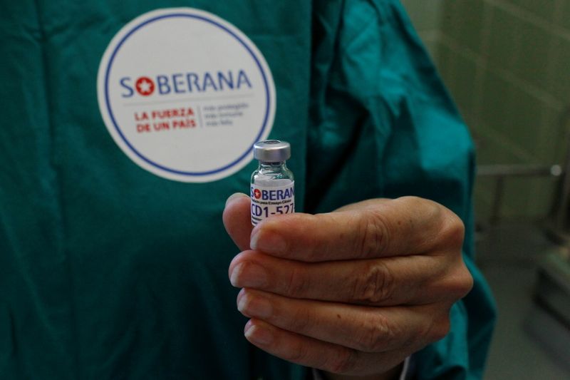 &copy; Reuters. Foto de archivo. Una enfermera muestra una dosis de la vacuna Soberana-02 COVID-19 para ser utilizada en un voluntario como parte de los ensayos de Fase III de la vacuna experimental cubana. La Habana. , Cuba, 31 de marzo de 2021. Jorge Luis Baños / Pool