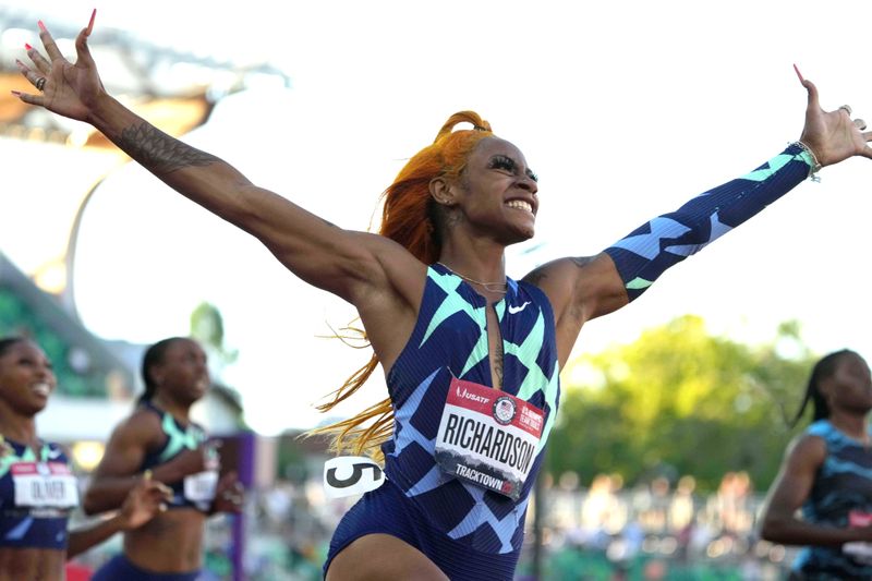 &copy; Reuters. شاكيري ريتشاردسون تحتفل بفوزها بسباق 100 متر في أوريجون يوم السبت. صورة لرويترز من يو.إس.إيه توداي سبورتس.