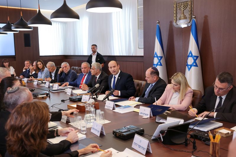 &copy; Reuters. Israeli Prime Minister Naftali Bennett chairs the first weekly cabinet meeting of his new government in Jerusalem June 20, 2021. Emmanuel Dunand/Pool via REUTERS