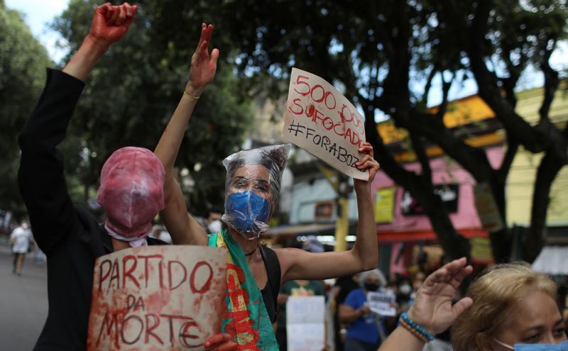 &copy; Reuters. Des milliers de personnes ont manifesté samedi dans de nombreuses villes du Brésil pour dénoncer la gestion de la pandémie de COVID-19 par le président d'extrême droite Jair Bolsonaro. /Photo prise le 19 juin 2021/REUTERS/Bruno Kelly