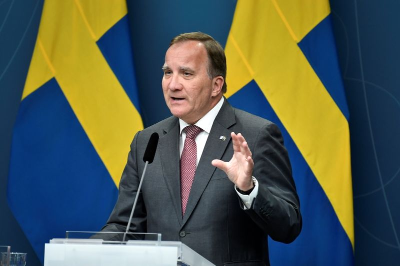 &copy; Reuters. Le Premier ministre suédois, Stefan Lofven, a annoncé dimanche avoir trouvé un accord avec les membres de sa coalition afin de proposer un compromis au parlement où la survie de son gouvernement est menacée par une motion de défiance doit être déb