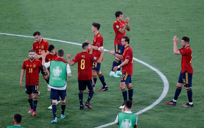 © Reuters. لاعبو اسبانيا يصفقون لجماهيرهم عقب مباراة بولندا في بطولة أوروبا لكرة القدم في اشبيلية يوم السبت. صورة لرويترز من ممثل لوكالات الأنباء.