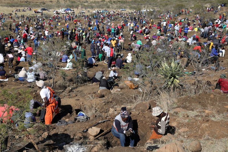 &copy; Reuters. FILE PHOTO: Fortune seekers are seen as they flock to the village after pictures and videos were shared on social media showing people celebrating after finding what they believe to be diamonds, in the village of KwaHlathi outside Ladysmith, in KwaZulu-Na