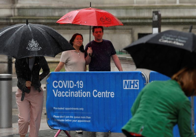&copy; Reuters. Foto del viernes de un grupo de personas ingresando a un centro de vacunación contra el COVID-19 en Londres. 
Jun 18, 2021. REUTERS/Toby Melville
