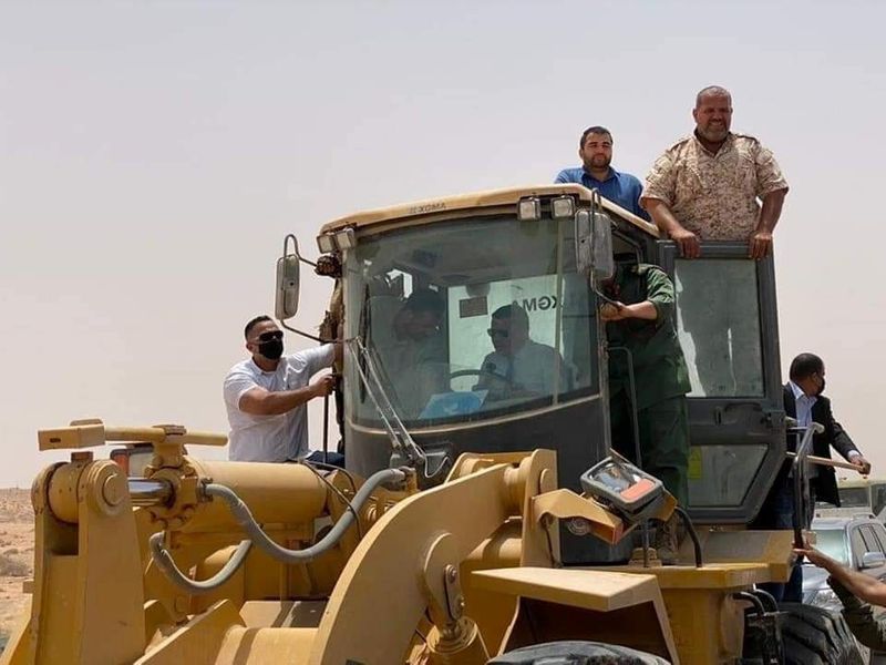 © Reuters. رئيس حكومة الوحدة الوطنية الليبية عبد الحميد الدبيبة يقود جرافة لاعادة فتح الطريق الساحلي يوم الاحد. تصوير: أيمن السهيلي - رويترز. 
